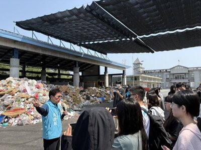 花蓮市垃圾回收場除了有電動遮陽網外，也在屋頂上設有太陽能版及把雨水引到地下大型儲存槽的環保設施。
